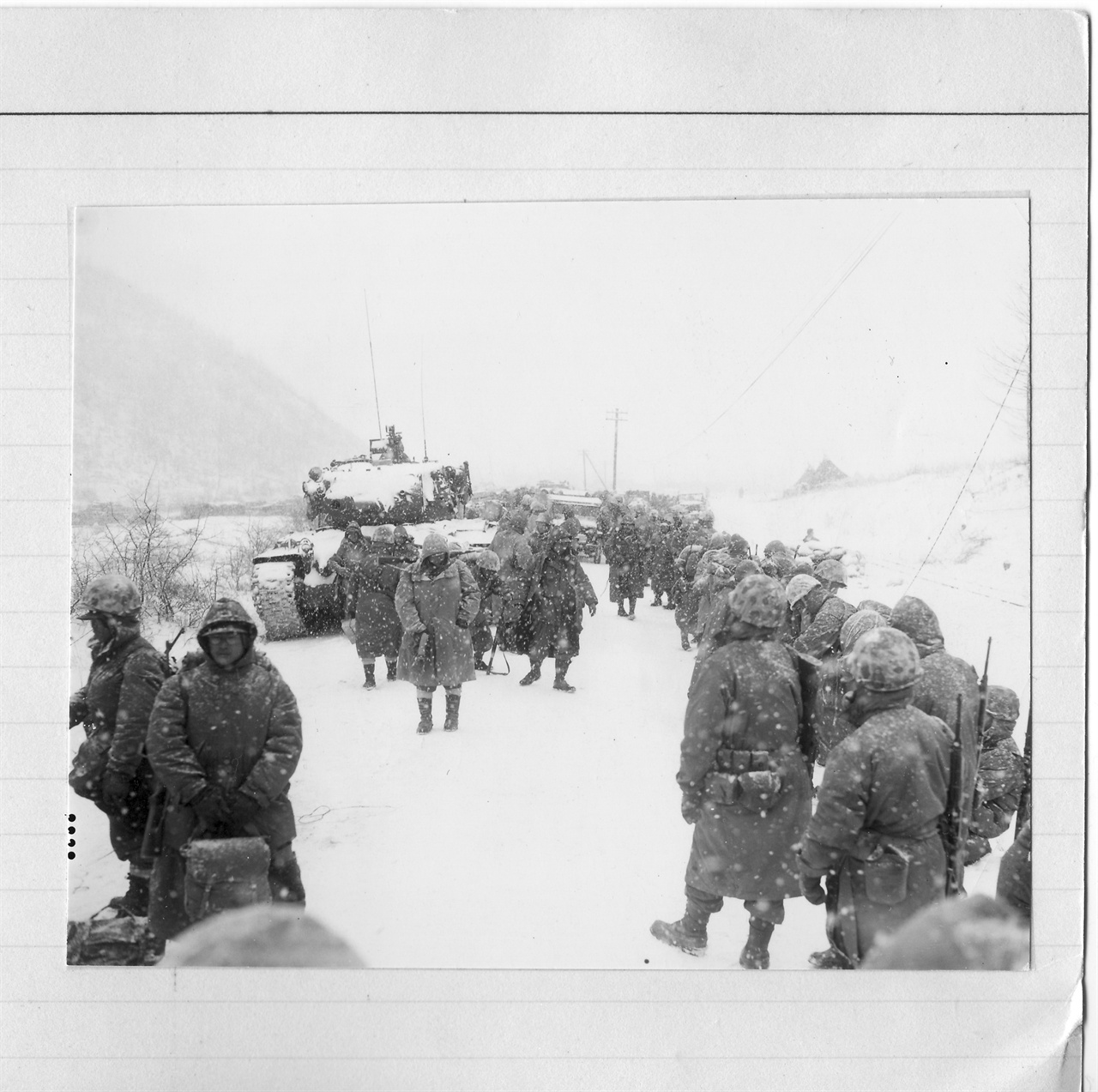  1950. 12. 8. 유엔군들이 장진호작전에서 참패한 뒤 고토리로 마을길을 따라 후퇴하고 있다. 