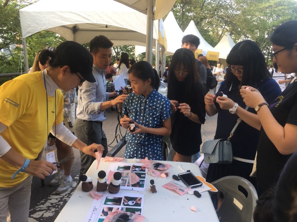 26일 시민들이 서울 중구 예장동 남산공원 통감관저터에 자리잡은 '기억의 터'를 찾아 '나만의 소녀상'을 만들고 있다. 