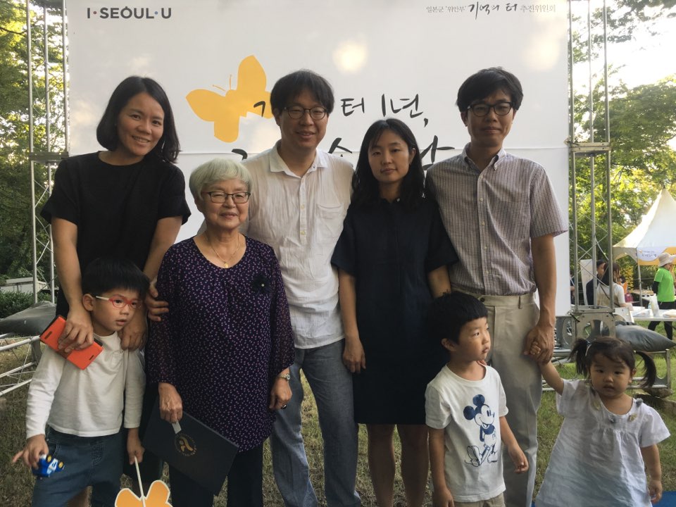 김순진(70)씨는 3대가 함께 ‘기억하는 사람들’의 홍보대사로 나섰다. 
