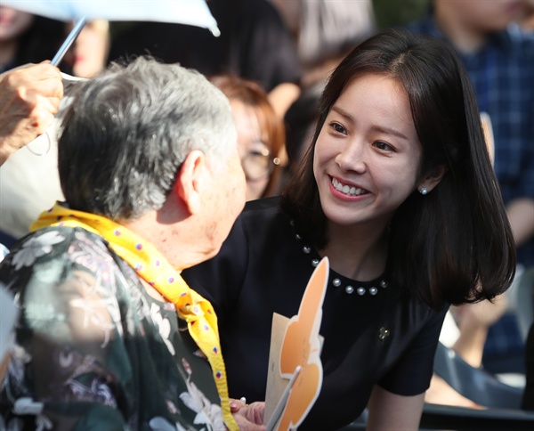 26일 오후 서울 중구 일본군 '위안부' 기억의 터에서 열린 1주년 기념식에서 기억의 터 홍보대사인 배우 한지민 씨가 길원옥 할머니와 인사를 하고 있다.