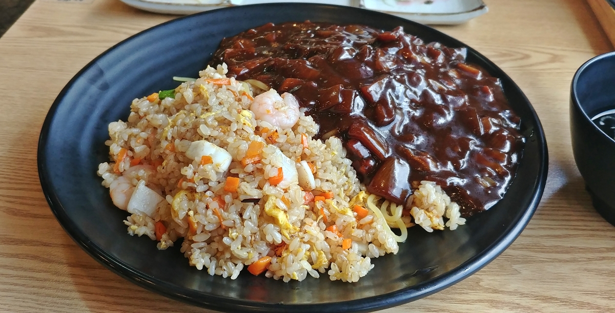  볶짜면은 단돈 7000원에 두 가지 음식을 맛볼 수 있다.
