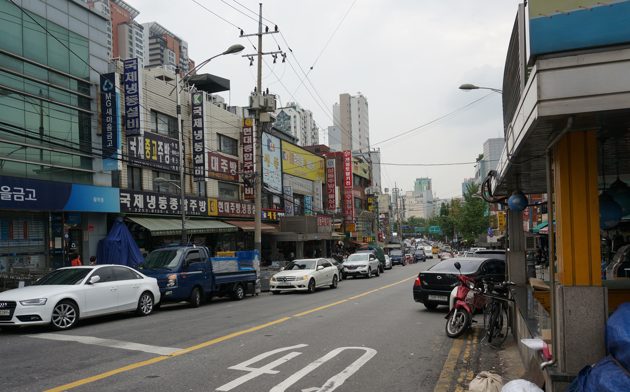 도로를 따라 양쪽으로 주방기구와 가구를 취급하는 점포들이 줄지어 있다.