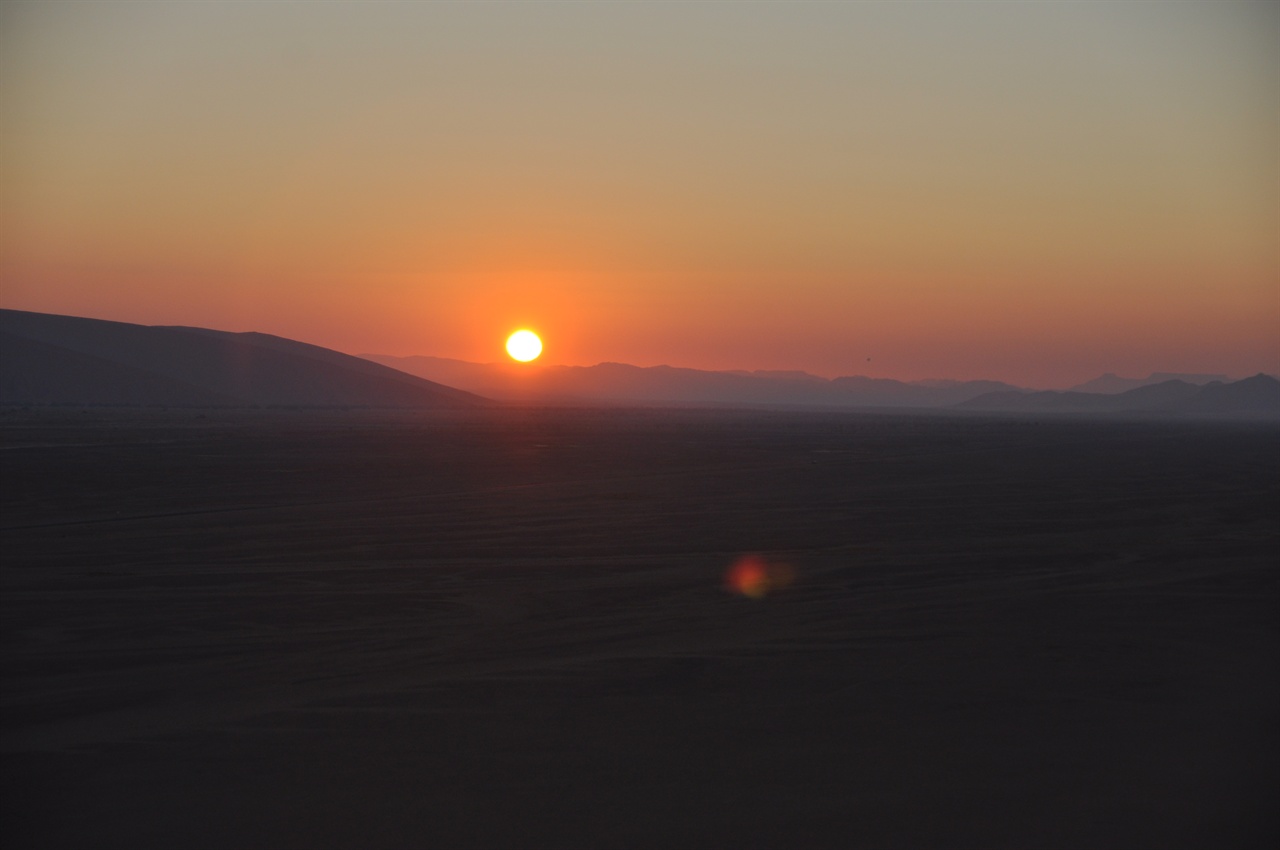 모래언덕 위에서 바라본 나미브사막의 일출