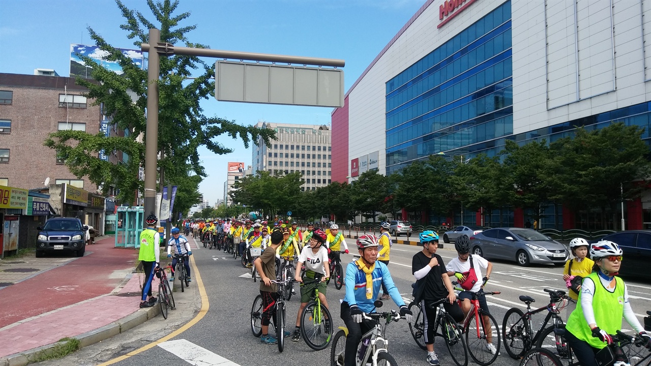 시청앞을 출발해 홈플러스 사거리에서 신호 대기중이다. 전주시는 4월부터 10월까지 매월 한차례의 자전거 대행진을 통해 자전거가 안전한도시, 자전거가 즐거운 도시로 만들기 위해 자전거인들이 모이는 날이 있다.