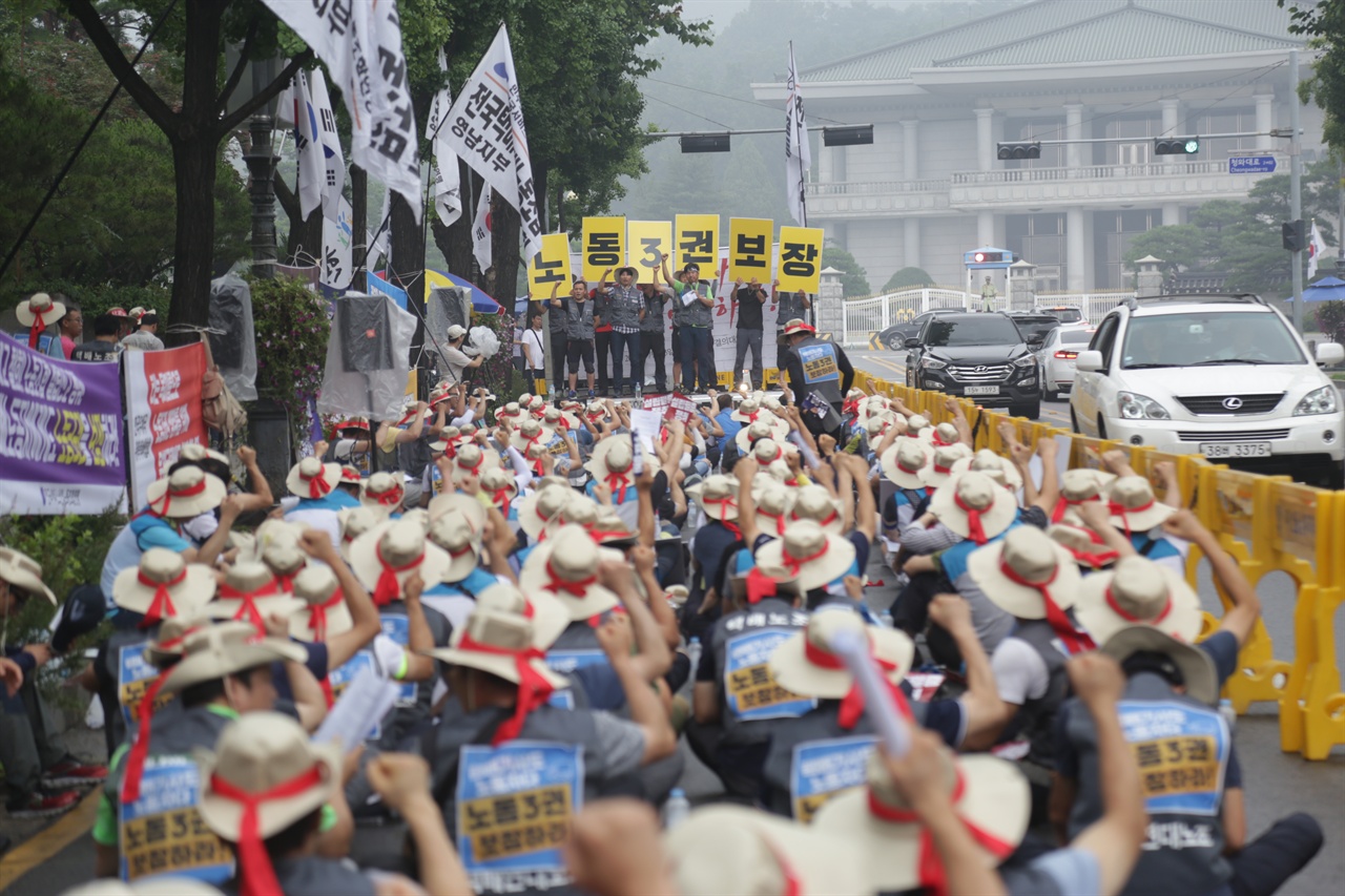 7월 23일 전국 택배노동자들은 청와대앞에서 결의대회를 열고, 노동3권 보장을 축구하였다.