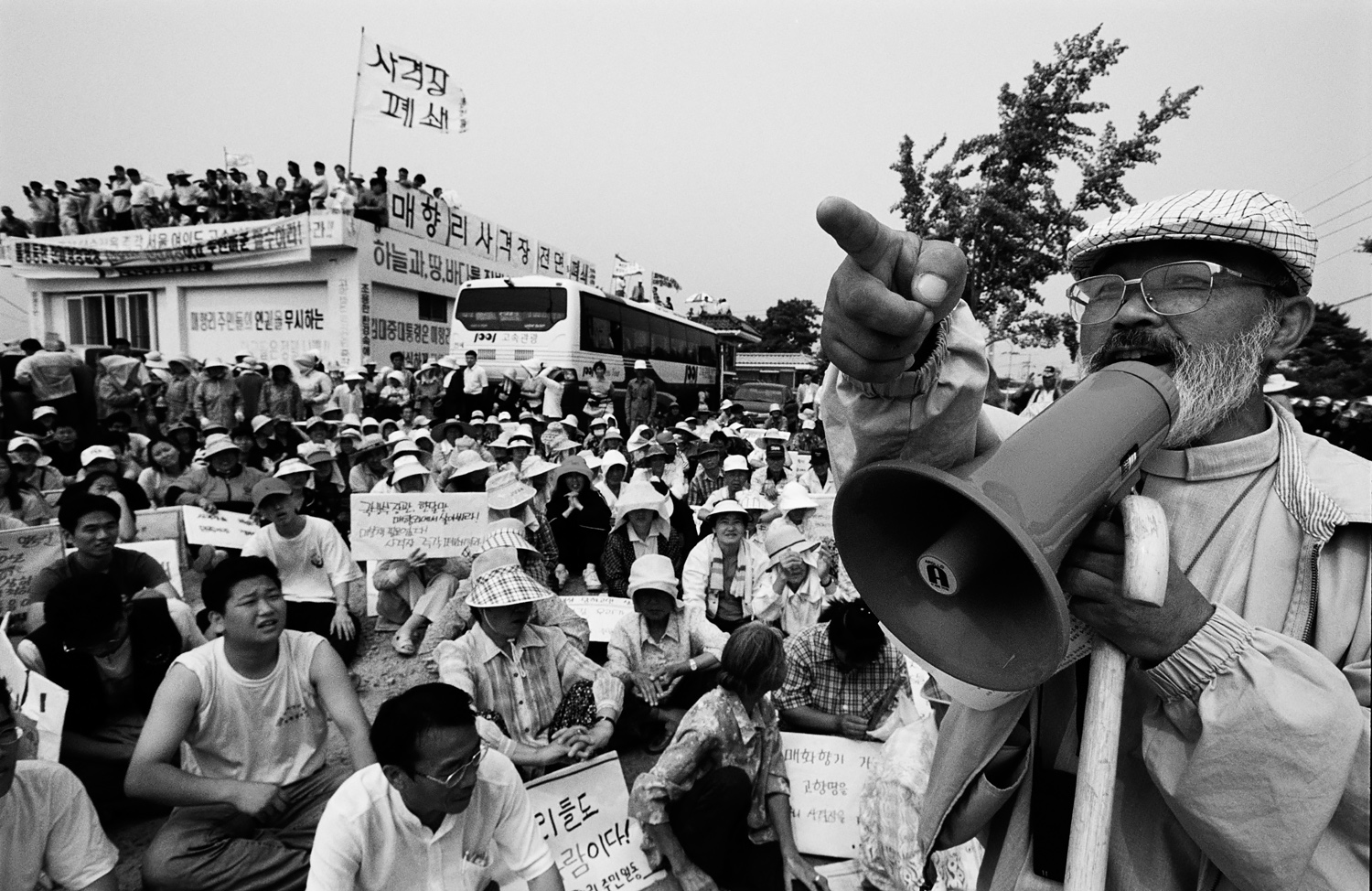 2000년 매향리 주민들과 미군폭격장폐쇄운동을 벌였던 문정현 신부
