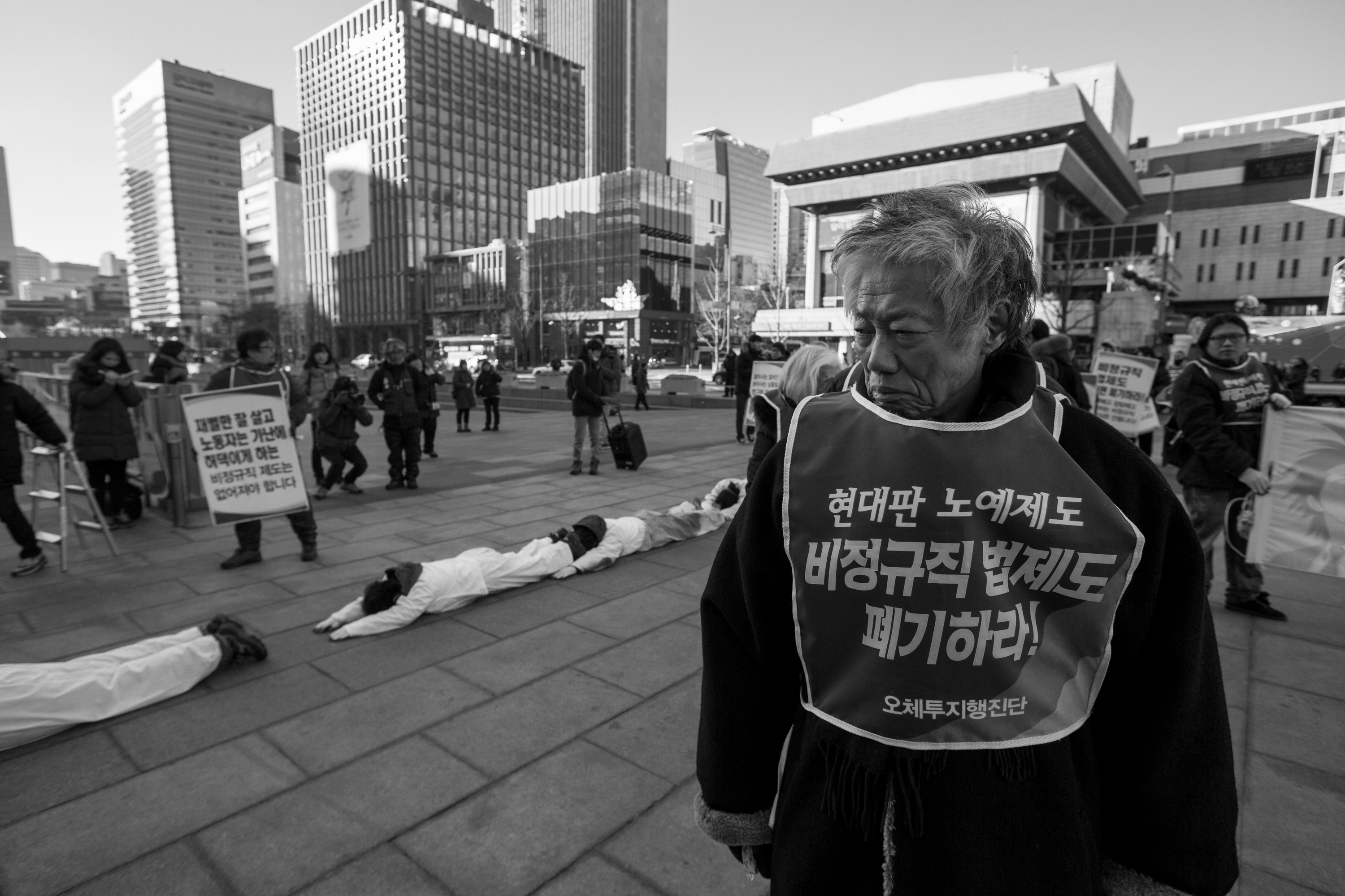 서울 광화문 광장 땅바닥에 비정규노동자들이 배를 깔고 엎드렸다. 비정규직 없는 세상을 위해 오체투지에 나선 거다. 이때도 백기완 통일문제연구소장은 오체투지행진단의 곁을 지켰다.

