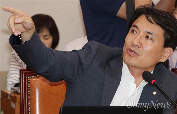 김진태 자유한국당 의원이 지난달 28일 국회에서 열린 이유정 헌법재판관 후보자에 대한 인사청문회에서 질의하고 있다. 
