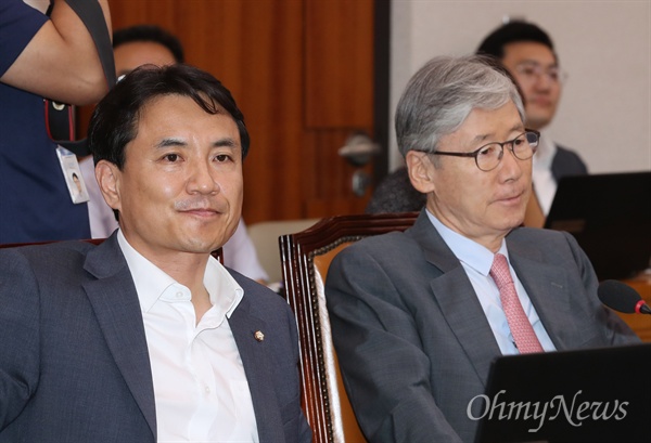 자유한국당 김진태(왼쪽), 여상규 의원이 28일 국회에서 열린 이유정 헌법재판관 후보자에 대한 인사청문회에 참석하고 있다.