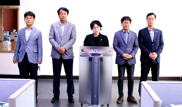 더불어민주당 임정섭·서진부·박일배·이상걸·박대조·차예경 양산시의원은 양산시청에서 기자회견을 열었다.