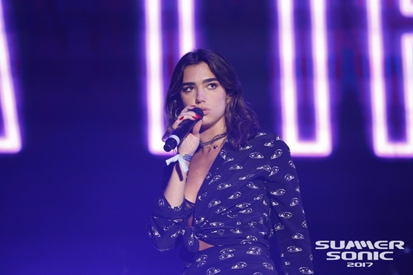  섬머소닉 도쿄에서 공연하고 있는 두아 리파(Dua Lipa).