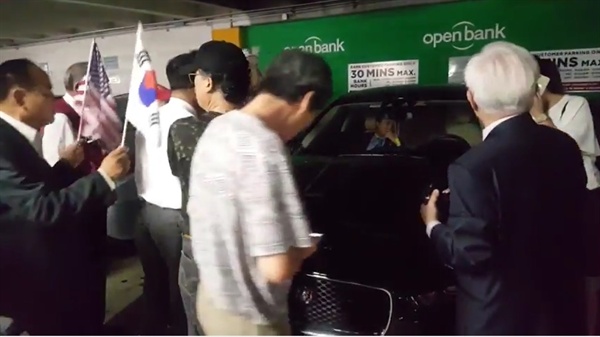사진은 안 민석 의원이 탄 차를 둘러싸고 있는 보수단체의 모습. 차 안에 있는 안 의원 모습이 보인다(동영상 캡처).