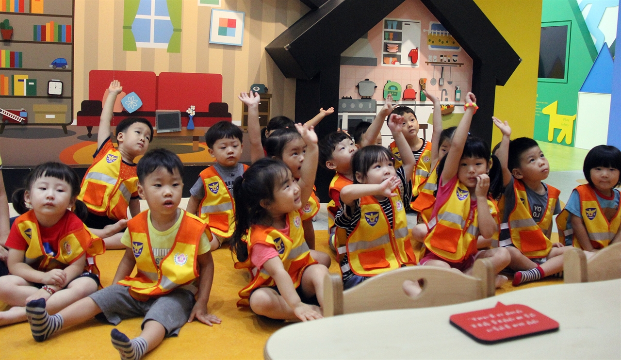 월랑초 병설유치원 만 3세반 아이들이 안전 교육을 하는 소방관의 질문에 답하기 위해 손을 들고 있다. 