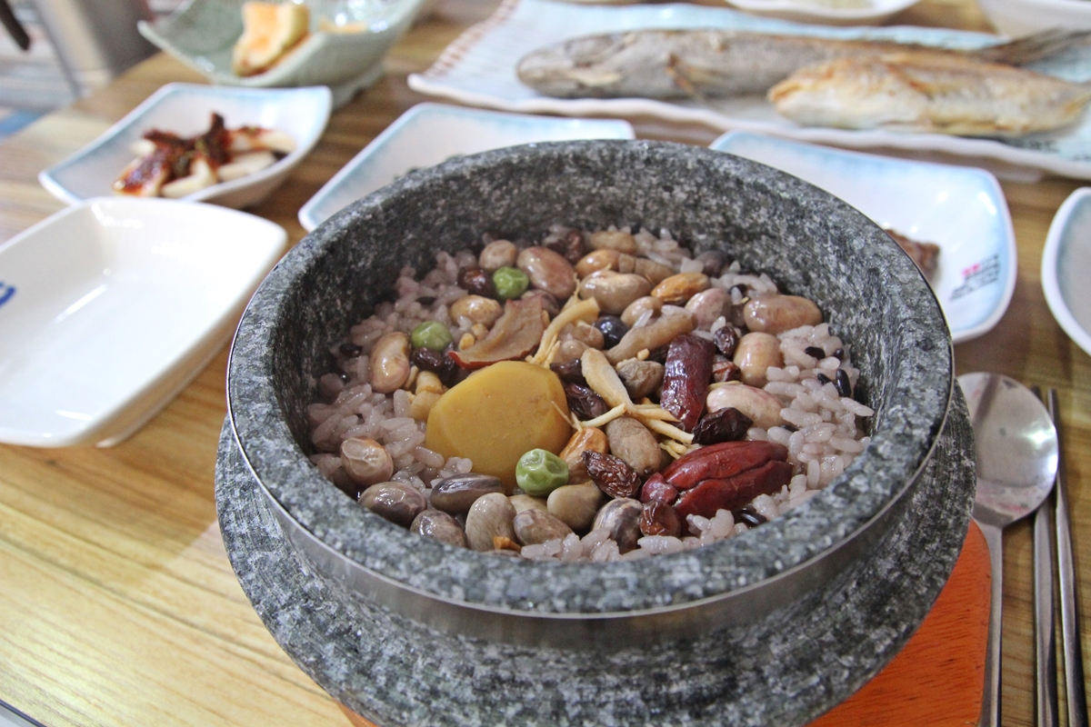 돌솥영양밥에는 밤과 대추 인삼 맥문동 구기자 완두콩 등 영양이 풍부한 식재료가 가득하다. 

