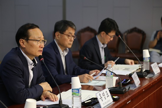 민주당 홍영표 국회의원(왼쪽)은 한국지엠이 어려워진 이유로 저가 수출, 고가의 글로벌 부품 조달, 로열티를 지목했다.