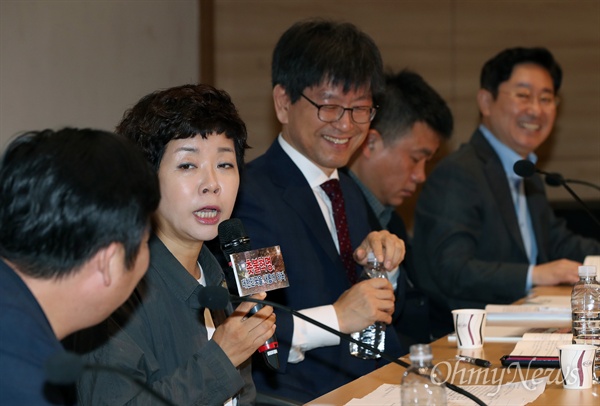 방송인 김미화씨가 29일 국회 의원회관 대회의실에서 열린 '촛불혁명, 대한민국을 새롭게 하다' 토론회 진행을 맡고 있다. 