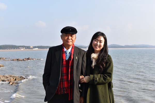 2017년 1월 1일 양가 상견례 후 태안군 남면 몽산포항 해변에서 며느리(자리)와 함께 사진을 찍었다. 