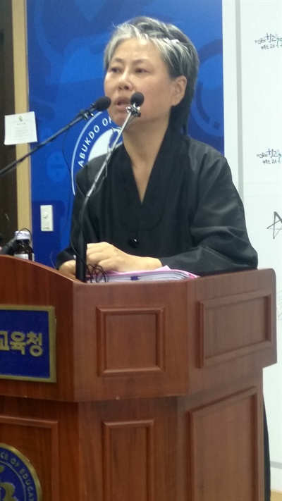 고 송경진 교사의 아내 강하정씨가 8월 23일 오전 전북도교육청에서 기자회견을 하고 있다.
