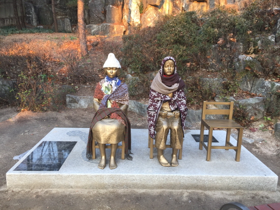2015년 10월 28일 서울 성북구 가로공원에 세운 한중 평화의 소녀상. 김서경김운성 부부작가와 중국의 레오 작가가 함께 만들었다.