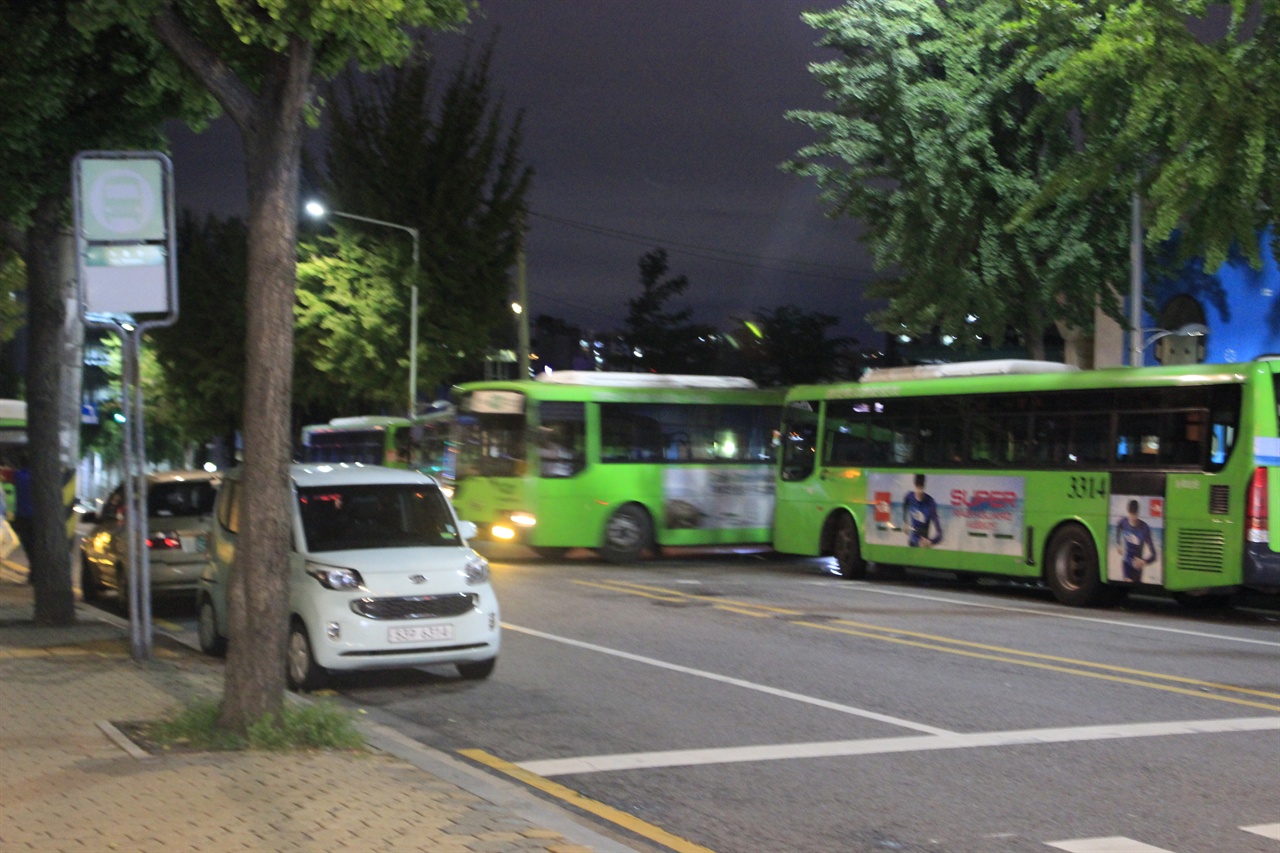  송파상운이 부지 문제로 갈등을 빚던 동안, 기사들은 매일 보초를 서며 차벽을 세우는 것이 일상이었다.