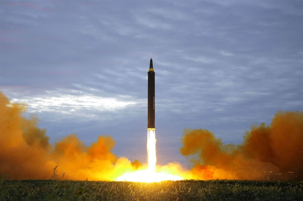 북한 김정은 노동당 위원장이 중장거리전략탄도미사일 화성-12형 발사 훈련을 참관했다고 조선중앙통신이 지난 8월 30일 보도했다. 