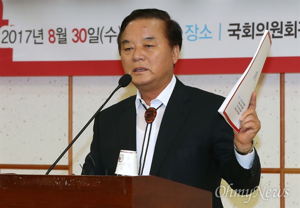 정갑윤 자유한국당 의원이 30일 오전 서울 여의도 국회 의원회관에서 열린 '원전의 진실, 거꾸로 가는 한국'을 주제로 한 토론회에서 인사말 하고 있다.  