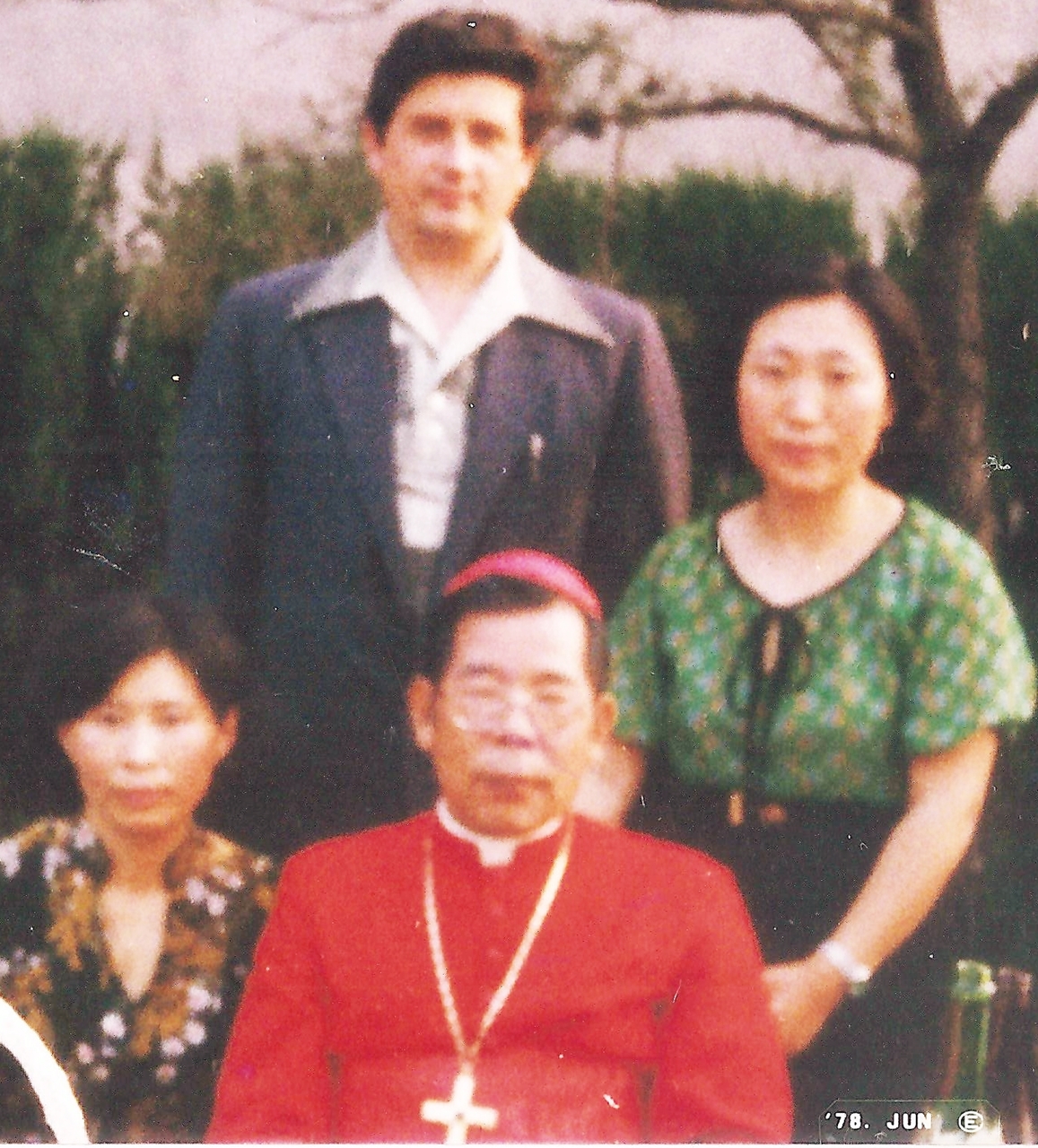 1977년 난곡동 성당 준공식에 참여한 김수환 추기경과 도요안 신부와 김혜경 사라(오른쪽) 