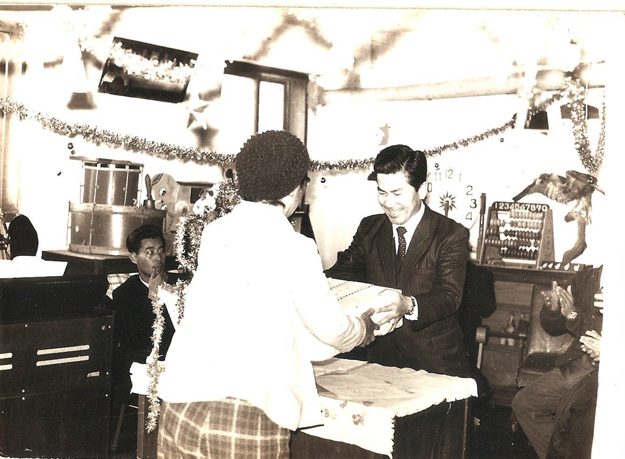 1970년 성탄절, 연세대 도시문제연구소 소장 노정현 박사가 창신동 낙산시민아파트를 방문해 '희망탁아소' 원장에게 선물을 전달했다.