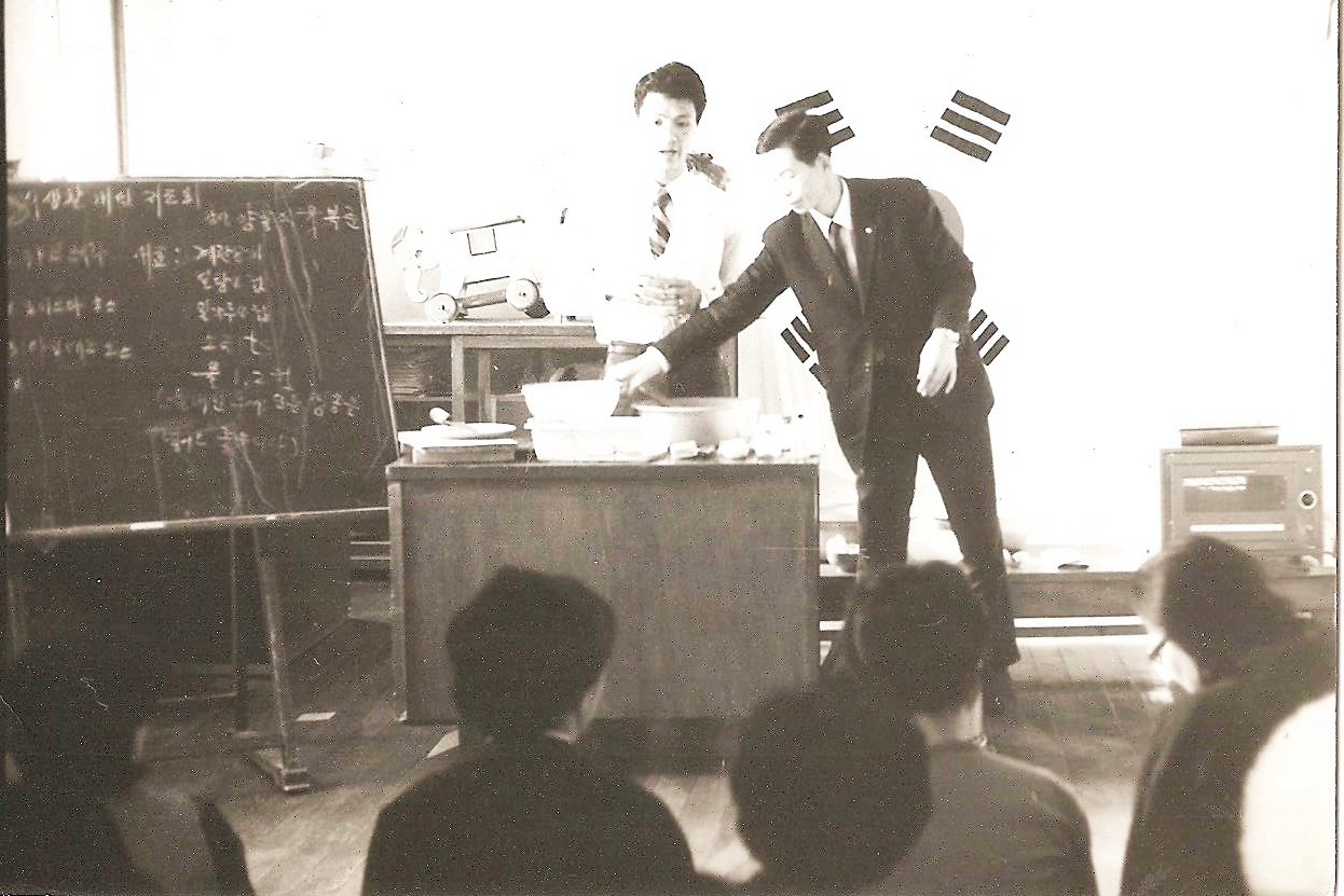 1971년 창신동 주부들을 위한 분식장려 요리 강습하는 모습.