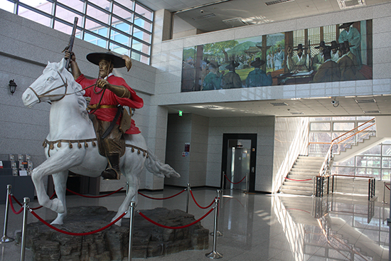 경남 의령 '의병 박물관' 1층 내부의 홍의장군 동상