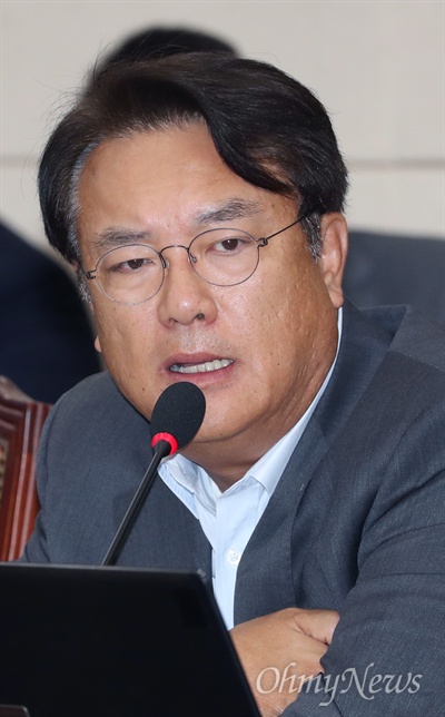 정진석 자유한국당 의원이 지난달 31일 오전 국회 국방위원회에서 열린 국방부 현안보고에서 질의하고 있다. 