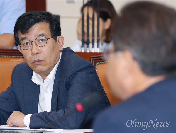 김종대 정의당 의원이 지난 8월 31일 오전 국회 국방위원회에서 열린 국방부 현안보고에서 서주석 국방부 차관의 답변을 지켜보고 있다.