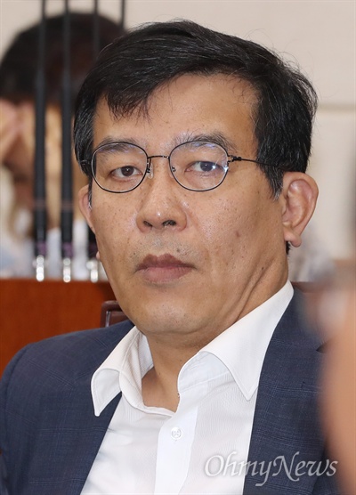김종대 정의당 의원이 지난달 31일 오전 국회 국방위원회에서 열린 국방부 현안보고에서 서주석 국방부 차관의 답변을 지켜보고 있다.