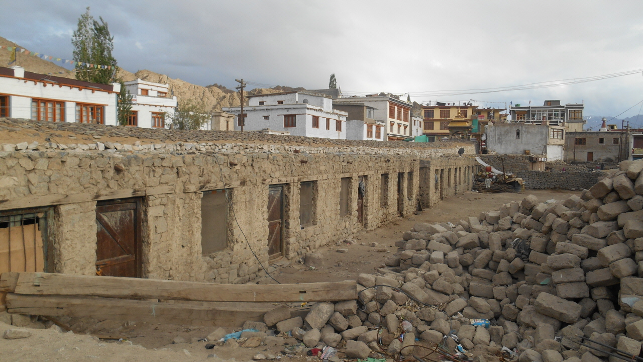 축사처럼 칸칸이 들어서 있는 라다크 레의 빈민 가옥.