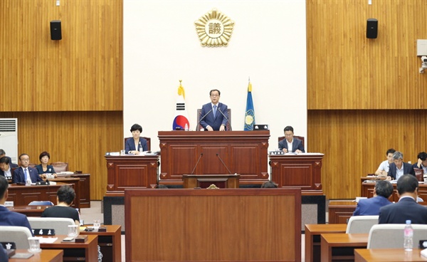 경주시의회는 지난달 29일 제226회 임시회 제2차 본회의를 열고 조례안 등을 가결했다. 하지만 건축조례 일부개정조례안을 두고 의원들 간의 갈등이 표출돼 논란이 일기도 했다.