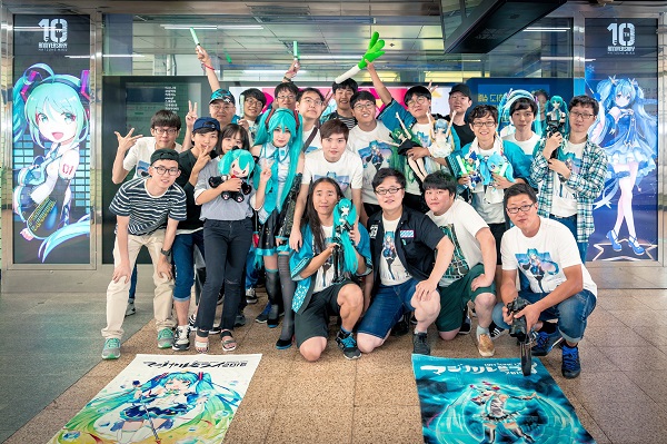 8월 26일 삼성역에서 하츠네 미쿠 팬들이 미쿠 10주년 기념 광고 앞에 모였다.