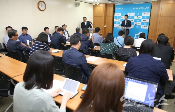 김만수 부천시장이 31일 시청 기자실에서 신세계 토지매매계약 불이행에 대해 강력한 법적대응 기자회견을 하고 있다