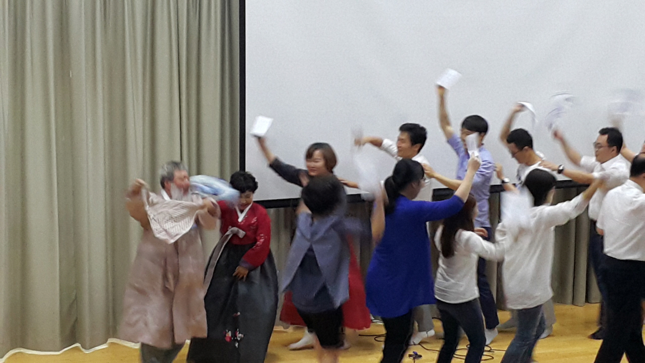동료교사들이 퇴임을 축하하기 위해 노래를 준비했다. 손수건을 흔드는 것은 이순일 선생이 노래를 부르며 즐겨하던 행동 중 하나다. 
