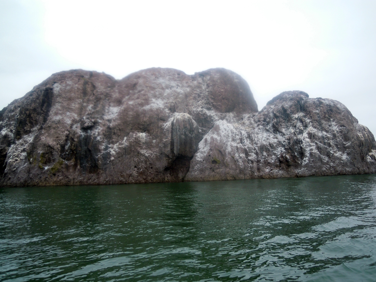 물새들의 배설물로 뒤덮인 바위섬