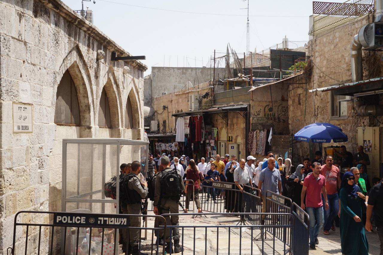 '고난의 길' 제3처. 십자가를 지고 가던 예수가 처음으로 넘어진 곳이라고 합니다. 예루살렘에서는 익숙한 모습인 무장경찰과 근처 모스크에서 예배를 마치고 나오는 무슬림들이 바쁜 걸음을 옮기고 있었습니다.