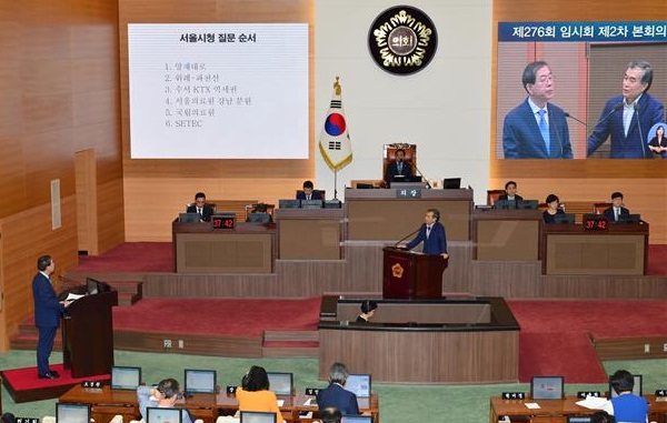 서울시의회 김현기 의원(가운데)이 박원순 시장(맨 왼쪽)을 상대로 시정질문을 펼치고 있다.
