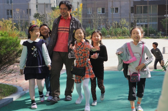 서울세명초에서 2학년 아이들과 함께 학교 뜰을 산책하면서 해맑은 웃음 나누면서 마음 나누기를 하면서