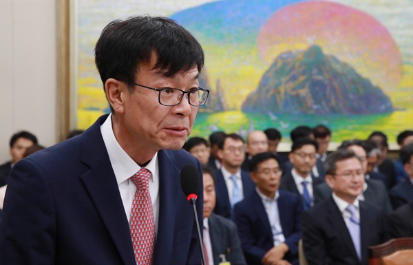 김상조 공정거래위원장(왼쪽)이 지난 8월 21일 오후 국회 정무위원회에서 열린 전체회의에서 결산 보고를 하고 있다.