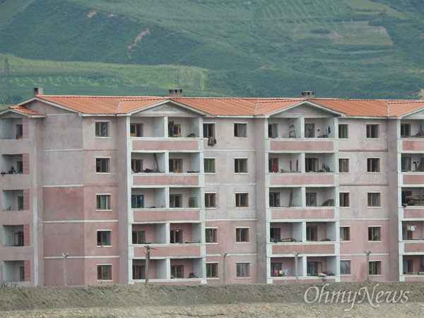  북한 함경북도 남양에 지난 해 여름 홍수 이후 새롭게 지은 아파트.         
