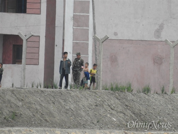  두만강변 북한 주민들의 모습.