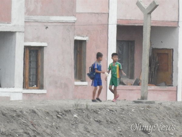 두만강변 북한 아이들의 모습.