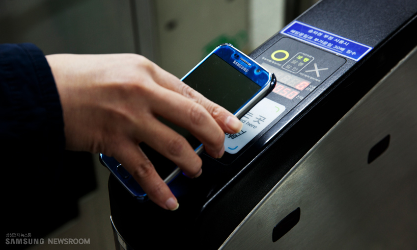 이제 전화기는 개인의 통신, 구매, 금융, 위치, 생체 정보 등을 통합하는 기능을 하고 있다. 사진은 삼성이 2015년에 도입한 '삼성페이' 교통카드.
