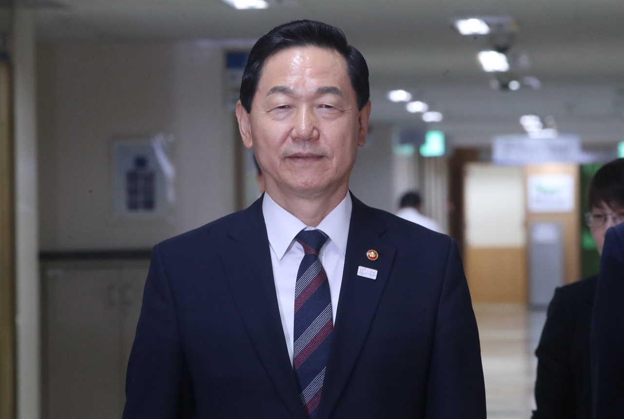 김상곤 사회부총리 겸 교육부 장관이 8월 31일 서울 세종로 정부서울청사에서 2021학년도 수능 개편안 브리핑을 하기 위해 브리핑룸으로 이동하고 있다.