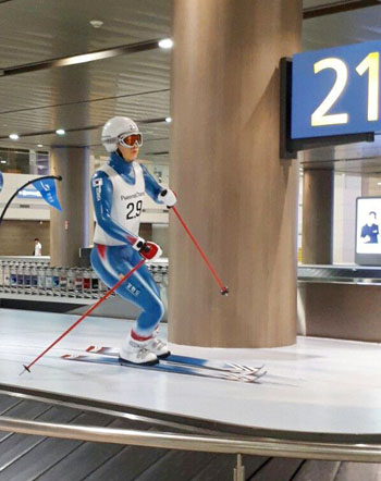 인천국제공항 입국장 수취대 위에는 김연아 선수를 연상하게 하는 피겨스케이트 선수 외에 스키, 아이스하키, 스피드스케이트 선수 조형물이 있었고, 현재 피겨 선수 조형물은 철거되고 없다.
