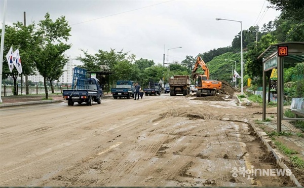 지난 7월 수해를 입은 충북지역 도로 복구 작업 사진. 정작 충청북도 도로보수원들에게 지급된 장비는 미니포크레인과 같은 장비는 없고 대신 삽 한자루가 전부였다.